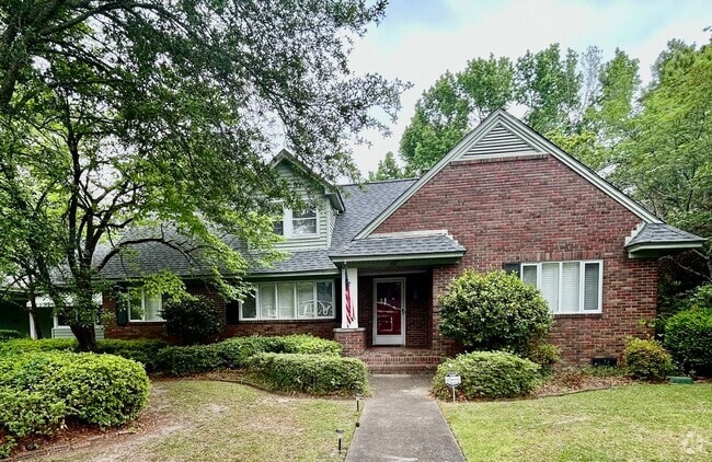 Building Photo - Charming 5 Bedroom Home Close to Everything!