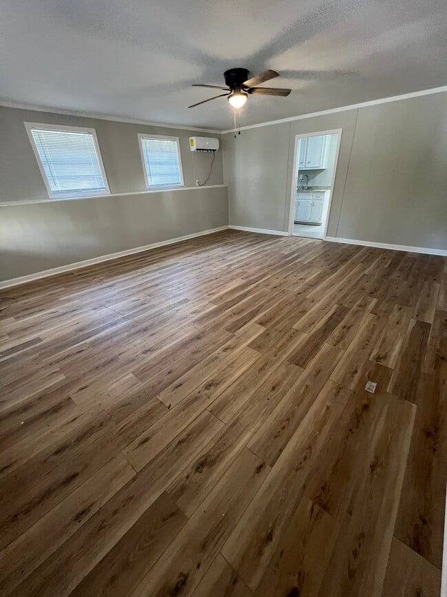 Photo - 323 Sally Dr