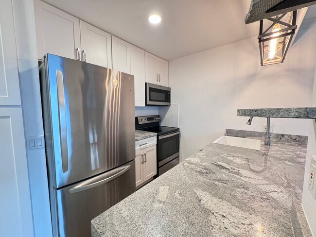 Photo - Beautifully Remodeled 1 BD, 1 Mile to beach Unidad 28