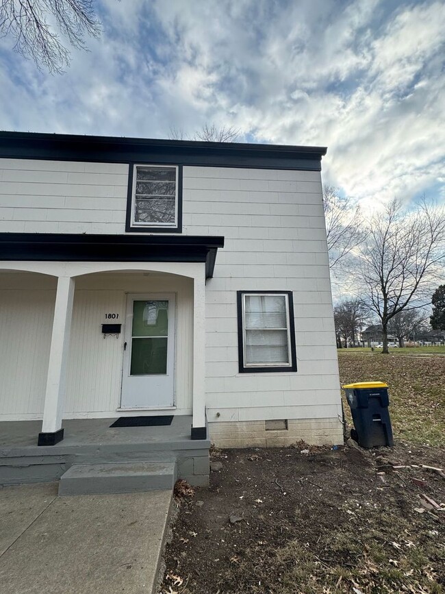 Updated 2/1 in Kansas City - Updated 2/1 in Kansas City Townhome