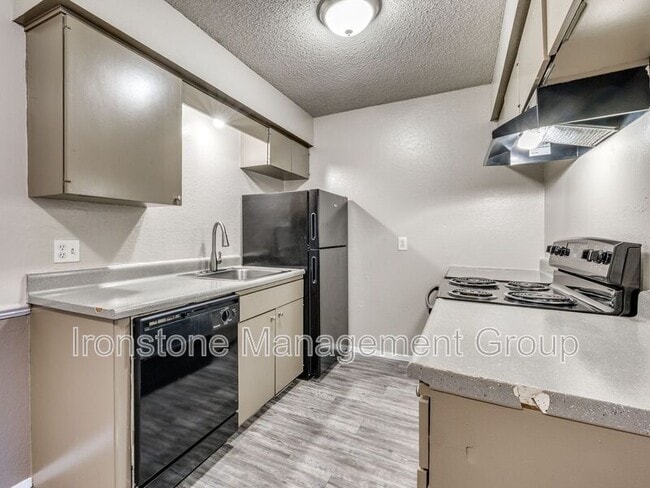 Building Photo - 4651 S Darlington Ave