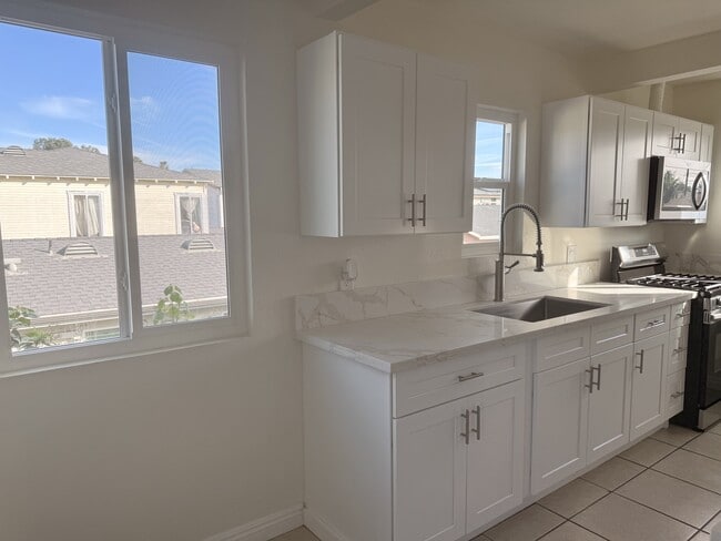 Photo - 554 W 92nd St