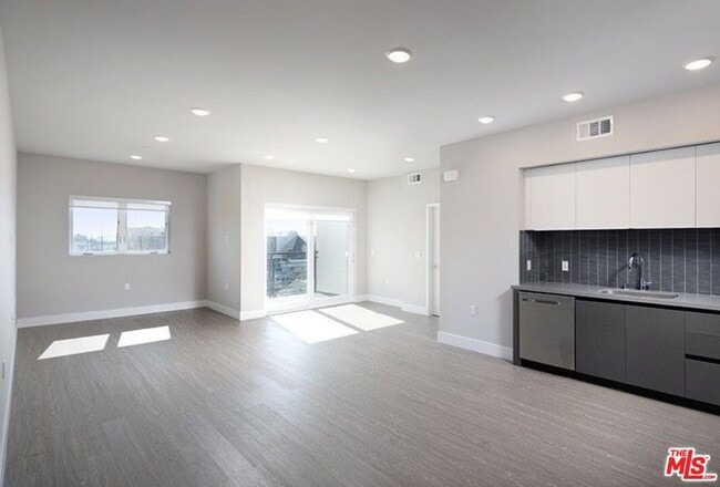 Photo - 837 S Harvard Blvd Unit 306