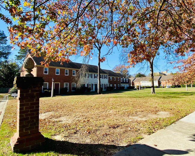 Building Photo - 3810 Hermitage Rd Unit Apt. H