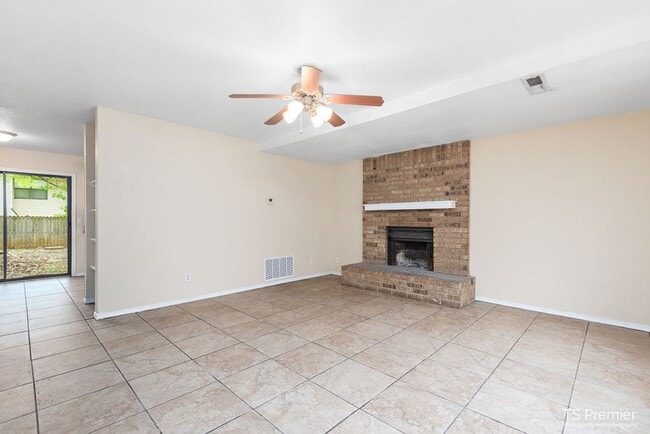 Photo - 3 bedroom Townhouse in east Fayetteville