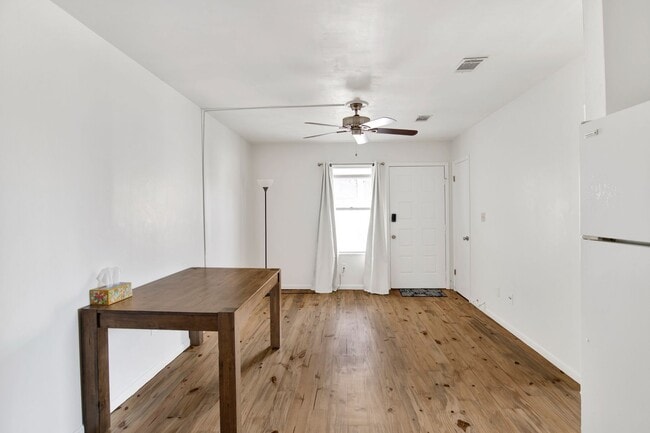 Building Photo - Modern Coastal Condo! View it today!