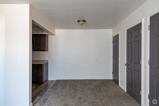 1BR, 1BA - 700SF - Dining Area