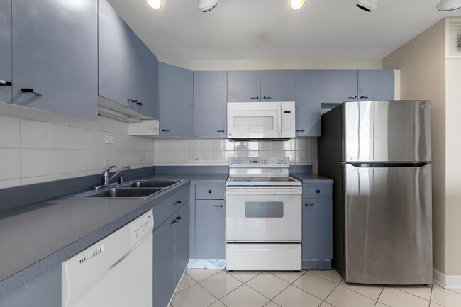 Building Photo - 5445 N Sheridan Rd Rental