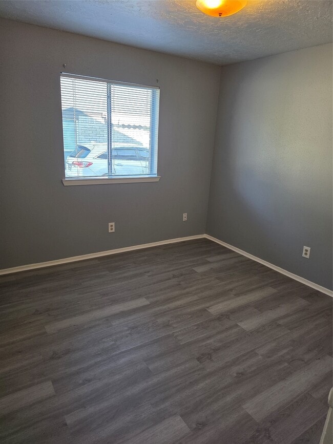 19302 Woodglen Dr