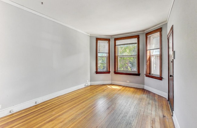 Living Room - 2554 W Winnemac Ave Unit 2