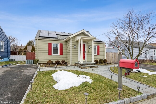 Photo - 680 Queen St