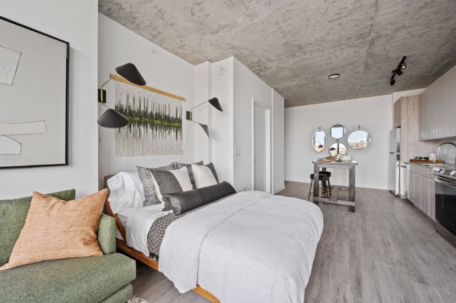 Photo - 468 W Chicago Ave