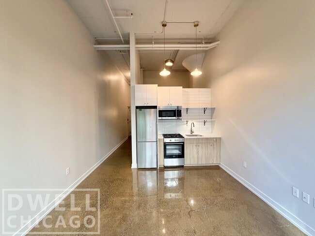 Building Photo - 700 N La Salle Dr Unit 1