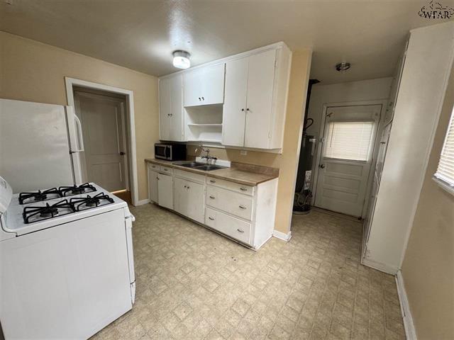Photo - 2841 Featherston Ave