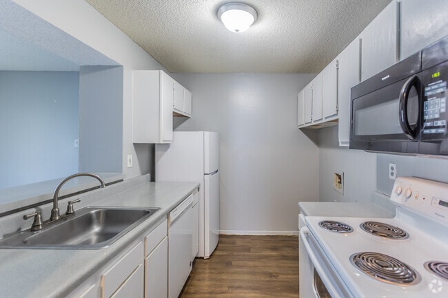 2 BR, 2 BA - 980SF