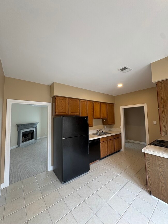 Cocina con todos los electrodomésticos. - 2032 Graybar Ln