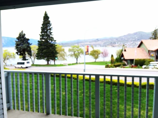 Building Photo - 2305 W Woodin Ave