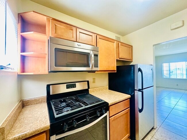 Building Photo - $500 Move In Special! 2 Bedroom Location i... Rental