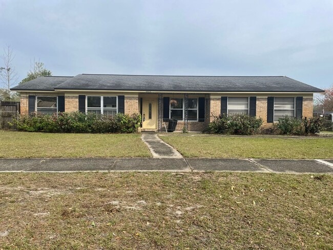 Large 3 Bedroom 2 Bath on Corner Lot!! - Large 3 Bedroom 2 Bath on Corner Lot!! House