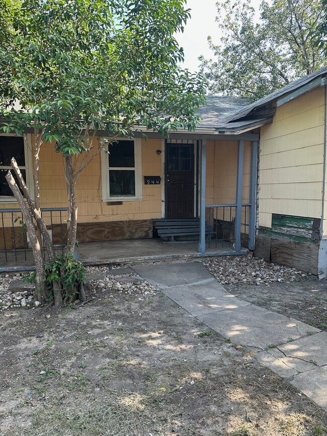 Building Photo - 944 W Lynwood Ave