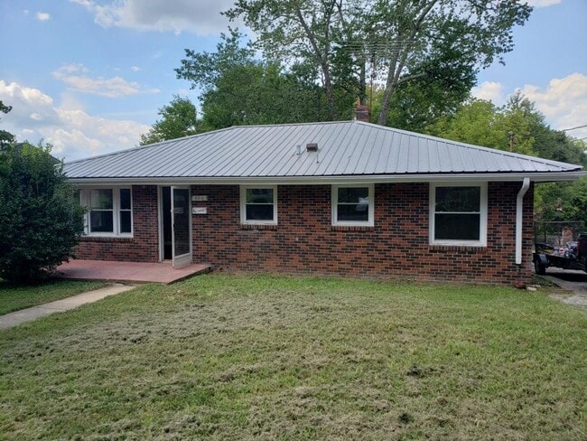Building Photo - 3 Bedroom 1.5 Bath Home in Winston-Salem