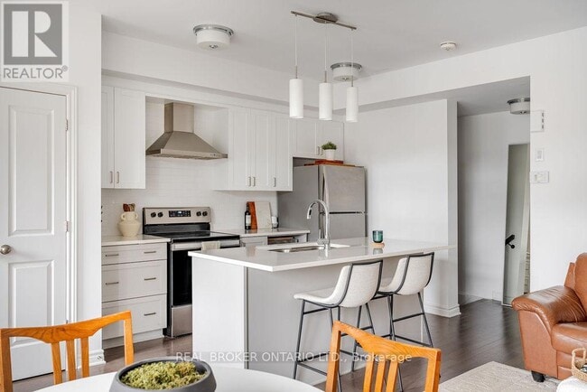 Photo - 590 Compass St