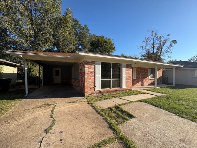 Building Photo - Gorgeous 3 bedroom/1 bath home with living...