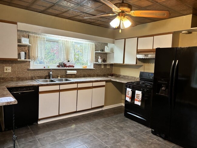 Photo - 41 Sylvia Ave Unidad #2