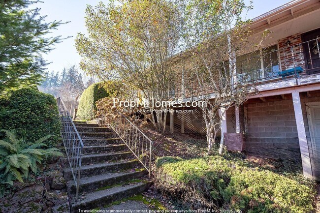 Building Photo - Two Bedroom Escape in the Heart of Oregon City!