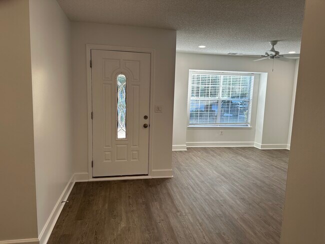 Photo - 8 Saint Ives Dr