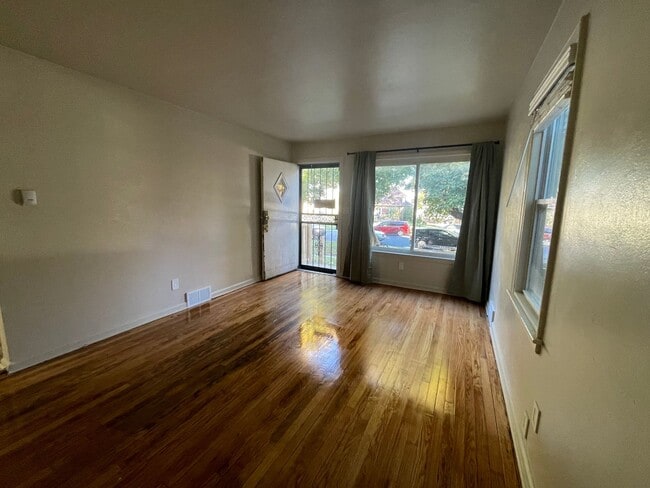 Building Photo - Warm & Spacious 4-Bedroom Single Family Ho...