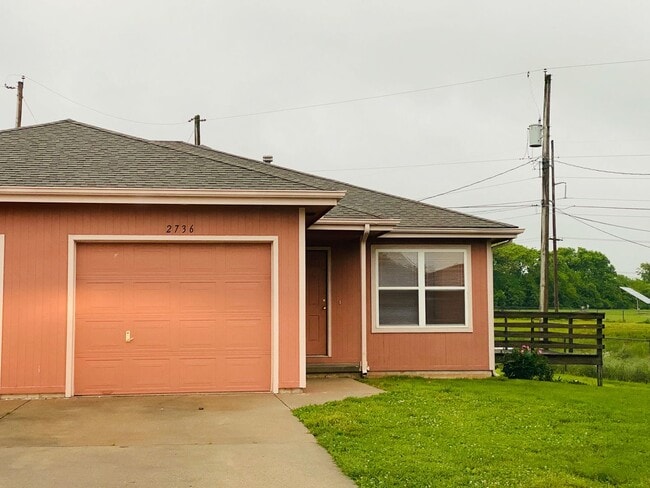 2 Bed 2 Bath 1 Car Garage Flat Duplex- $30... - 2 Bed 2 Bath 1 Car Garage Flat Duplex- $30... Townhome