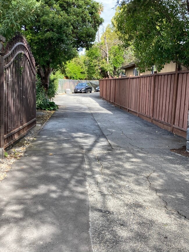Driveway - 1822 Roosevelt Ave Unit 1822