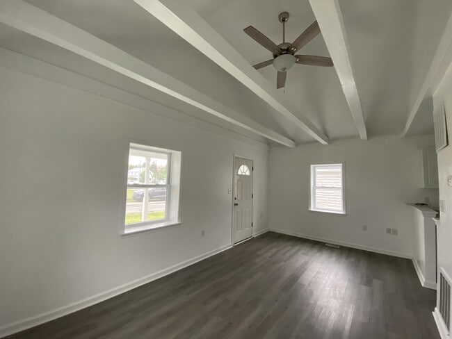 Photo - 102 Ellis St