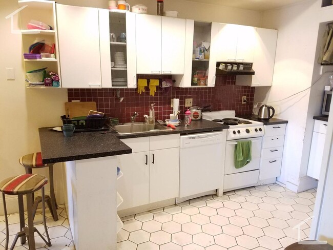 Awesome location three bedroom in Allston - Awesome location three bedroom in Allston Rental