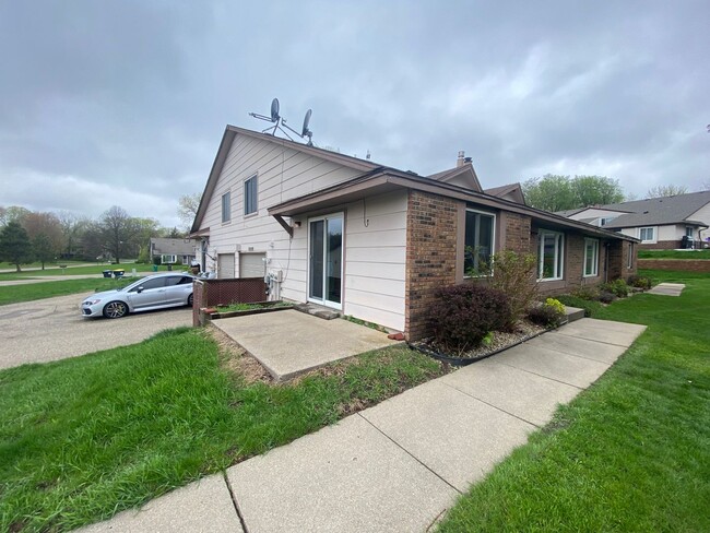 Building Photo - New Renovated 2br/1ba Townhome in Apple Va...