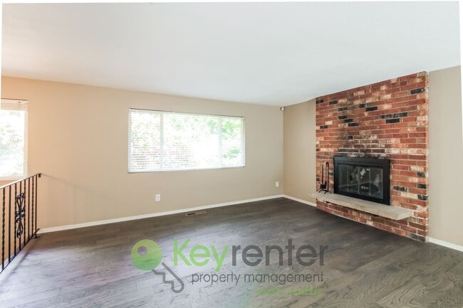 Photo - Spacious 4 Bedroom with Open Floor Plan and AC