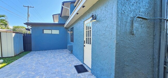 Building Photo - 3684 Pinehurst Dr Unit Effiency