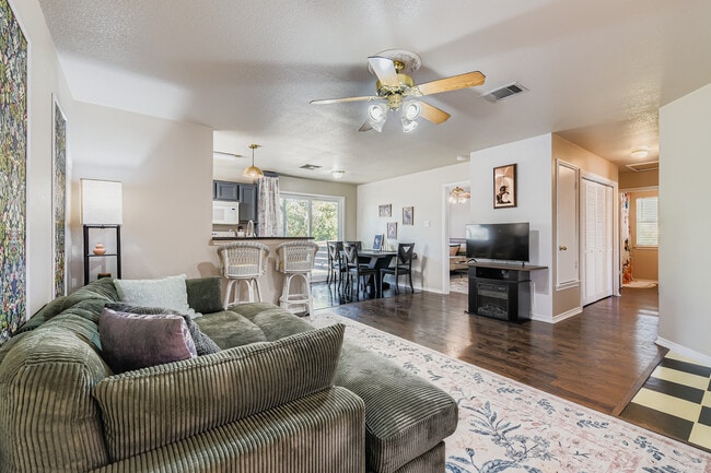 Building Photo - 930 Panorama Dr Rental