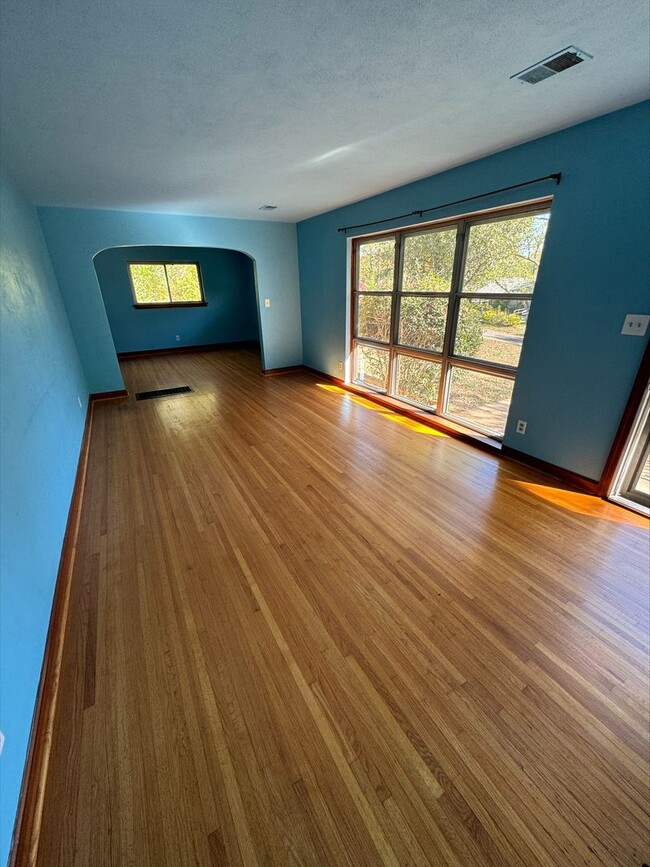 Photo - 1501 Akins Dr
