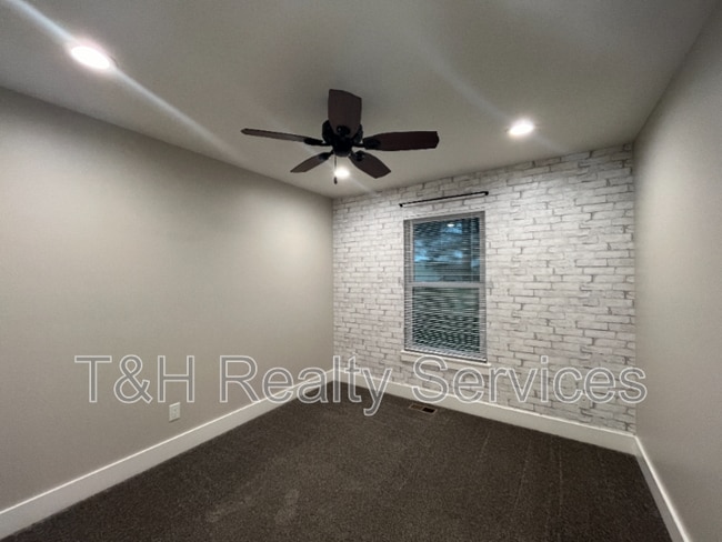 Photo - 201 W Knox St