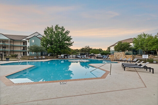 Apartamentos The Outpost San Marcos cerca de la piscina de la Universidad Estatal de Texas
