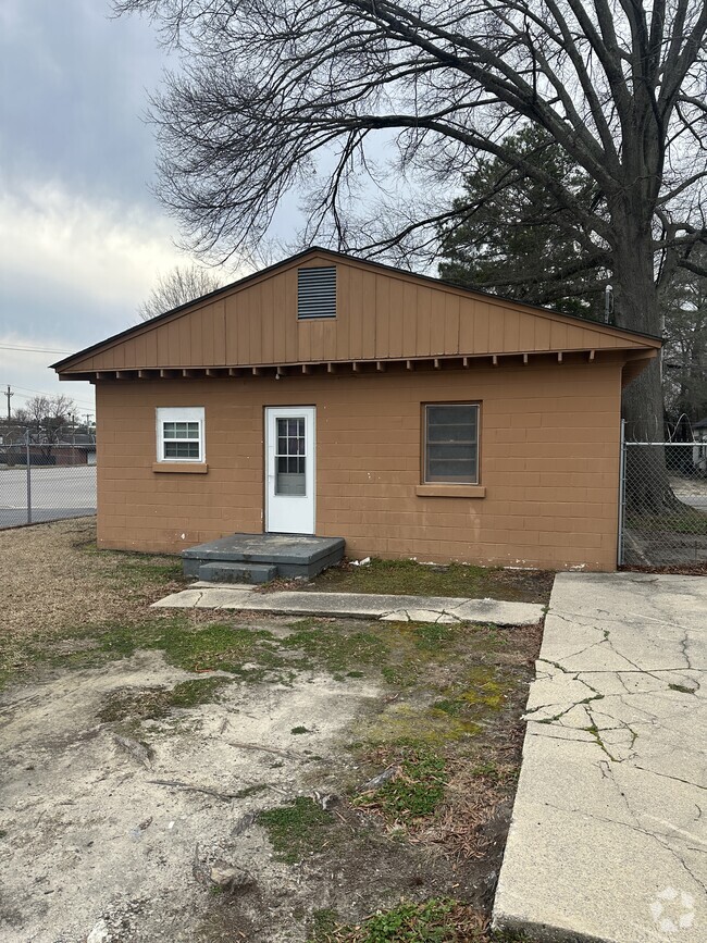 Building Photo - 106 Spruce St W Rental