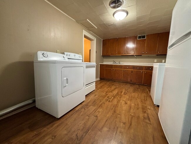 Kitchen/Laundry - 1023 E Grand Ave Unit 1023