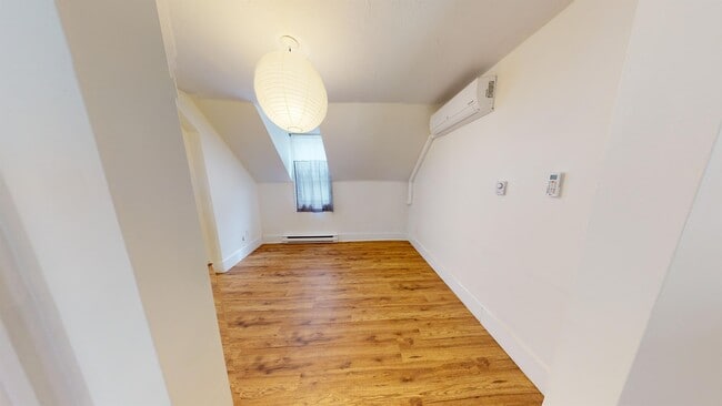 Photo - 409 Robinson St