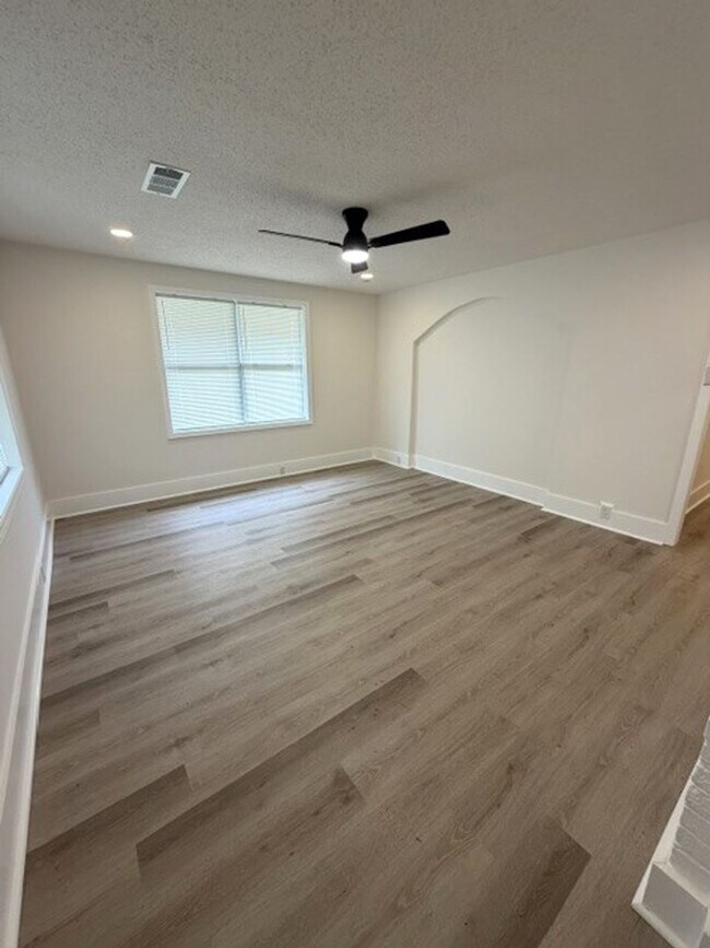 Photo - 3 minutes from campus! 4 bedroom 2 bath house available now!