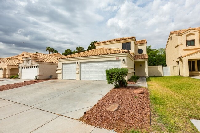 Photo - Spacious 3-Bed Home with 3-Car Garage & Mo...