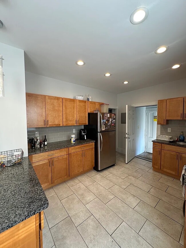 Building Photo - 384 Washington St Unit 1 Rental