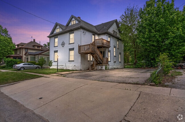 Building Photo - 612 E 3rd St Unit Apartment #1