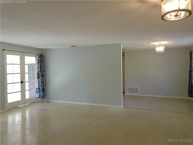 Photo - 1080 N Hollywood Cir